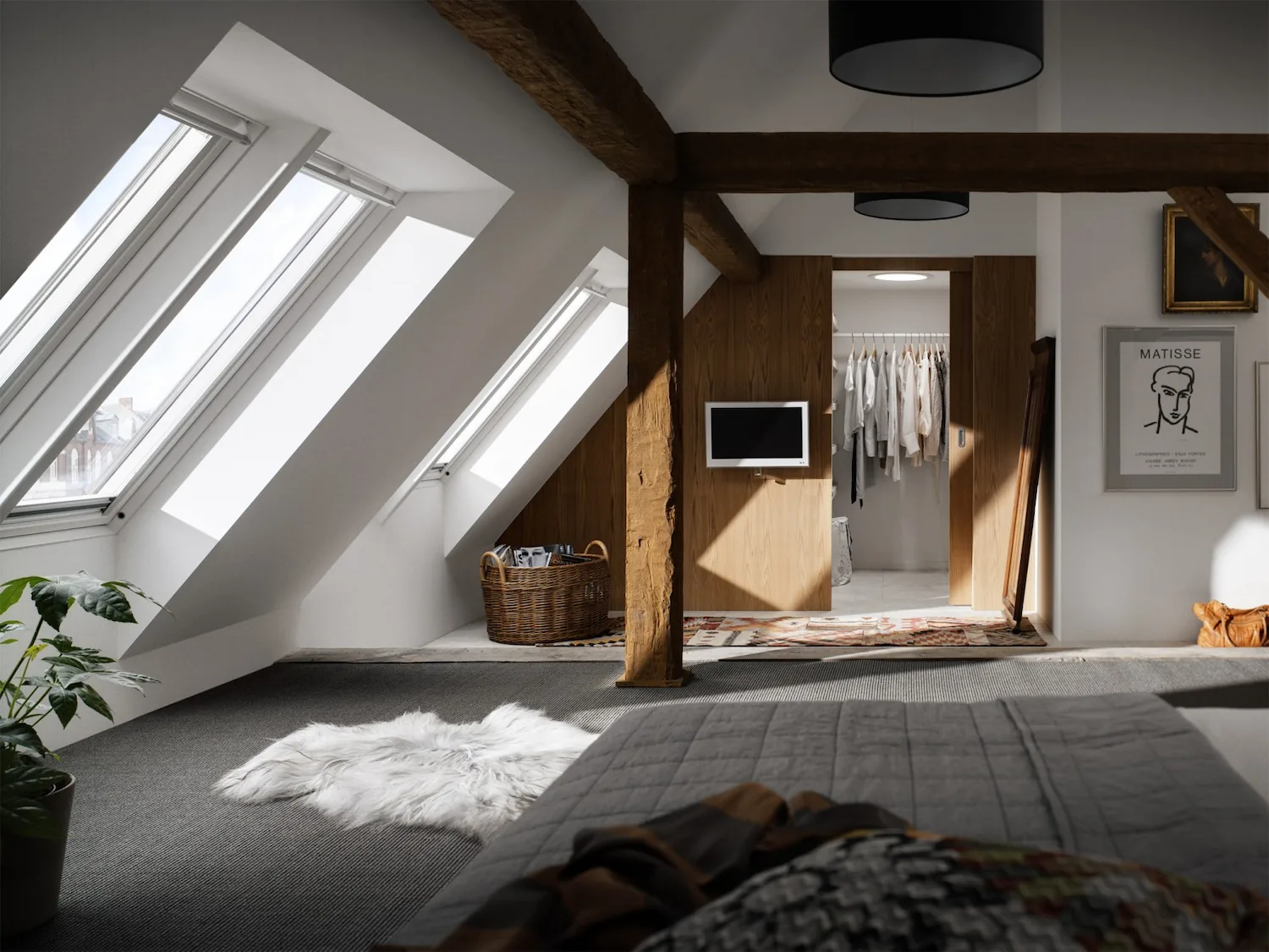 Chambre sous combles avec trois fenêtres de toit Velux inclinées laissant entrer la lumière, poutre apparente et tapis en peau.