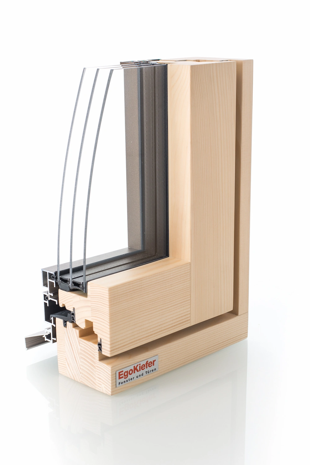 Coupe transversale d'un profilé de fenêtre bois-aluminium EgoKiefer, montrant la structure en bois et le double vitrage, sur fond blanc.